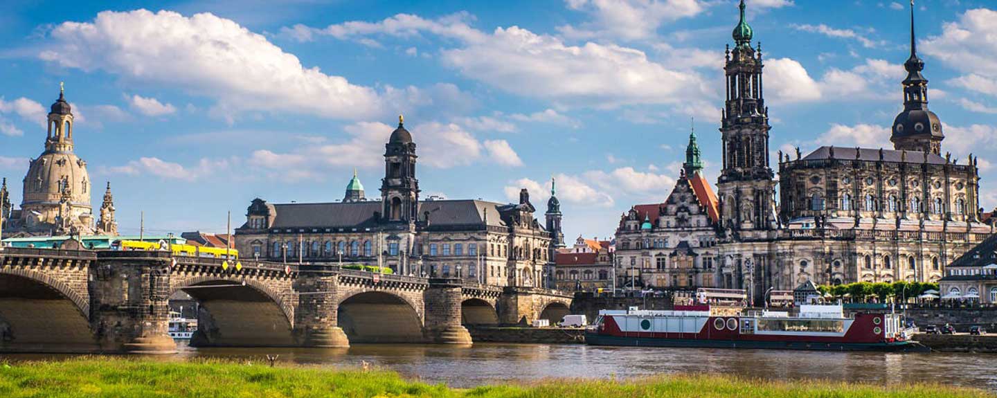 Die ELbwiesen vor der historischen Kulisse Dresdens